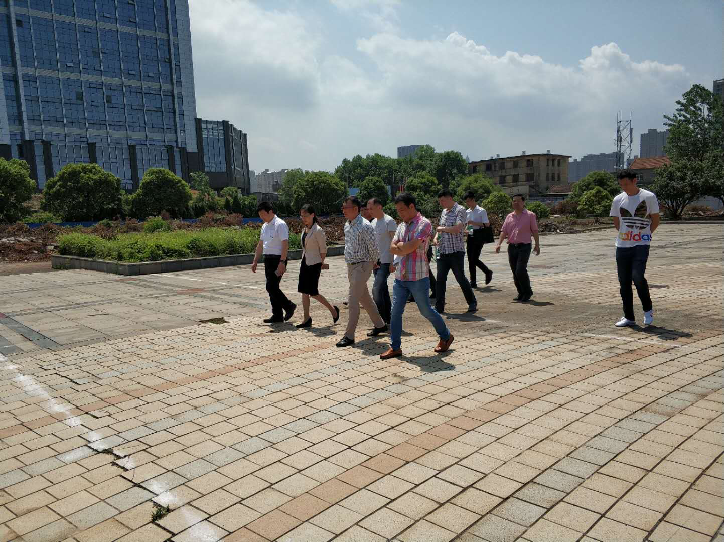 副市长李军视察抗洪广场周边片区刷新提升项目