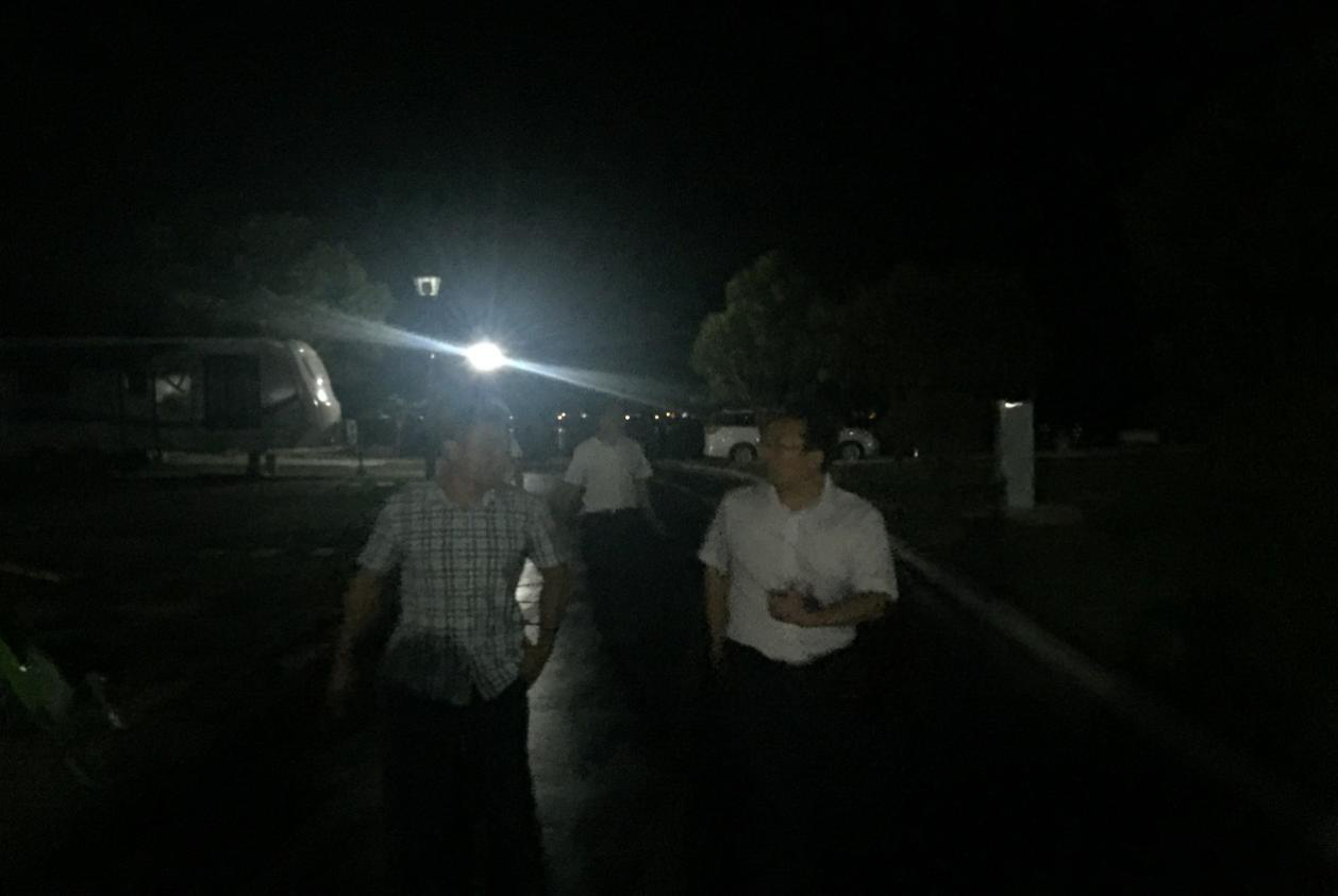 集团辅导深夜视察房车营地项目建设情况