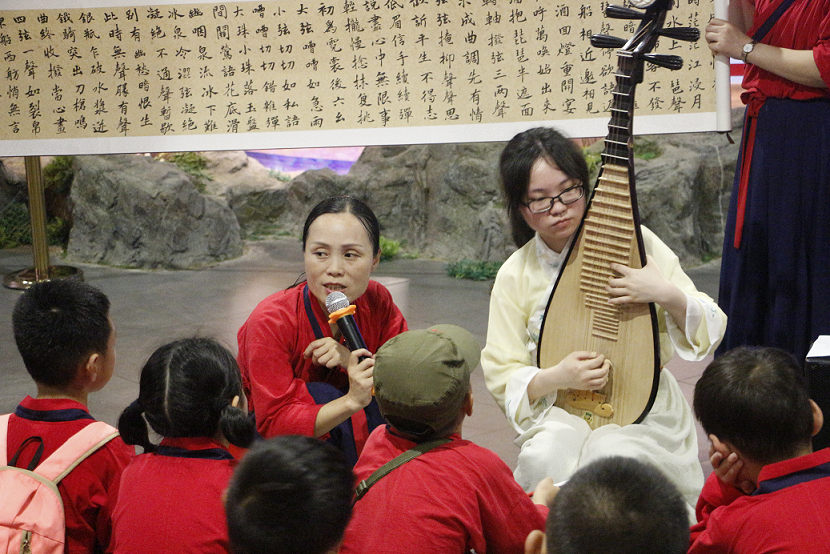 沉听琵琶曲  又吟琵琶行