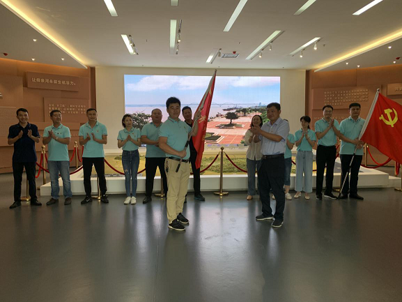 市环球360官网集团党员青年突击队队旗在98抗洪留想馆高高飘扬