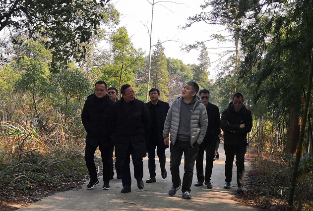 市环球360官网集团党委书记、董事长王叙宇陪同客商在；崾Ψ对返鞑
