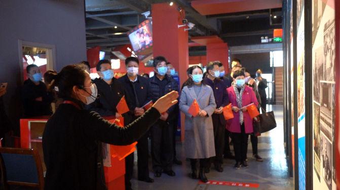 市直机关工委党总支进行&ldquo;回首鲜丽汗青、传承红色基因、旁观红色经典影片&rdquo;主题党日活动